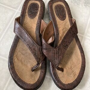 Born BOC Brown Sandals Faux Leather Embossed Thong Flip Flop Comfort Sz 8